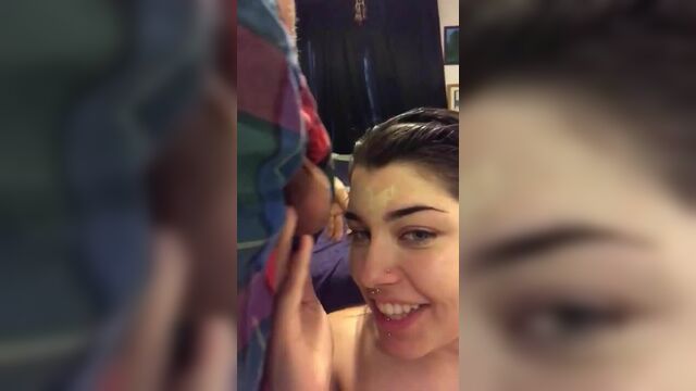 Johnna Hines использует яйца для нанесения макияжа и создания твита