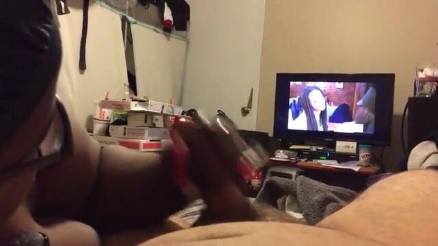 Горячая чернокожая дрочит белому муженьку перед ТВ - огромный офигенный