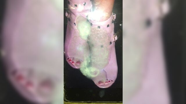 Сперма на сексуальных ступнях Torrie Wilson