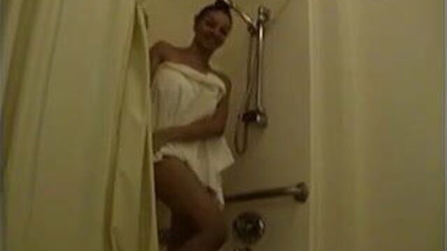 Gia показывает свое великолепное тело под душем