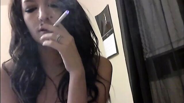 Курящий фетиш - татуированная девушка скачет на члене 1