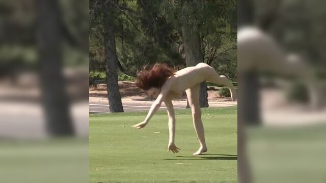 Обнаженная чирлидерша дрочит 2