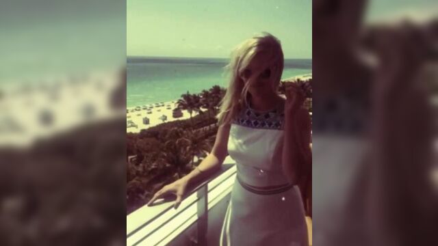 Reese с белой ложкой в ​​белом платье 04