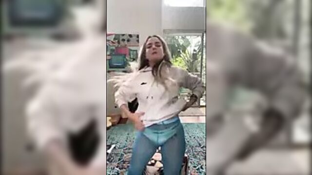 Jojo Levesque, сиськи светят в инстаграме