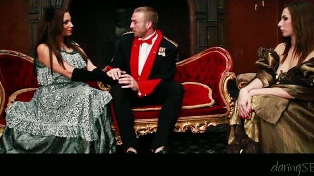 Шлепанье в костюме, драма