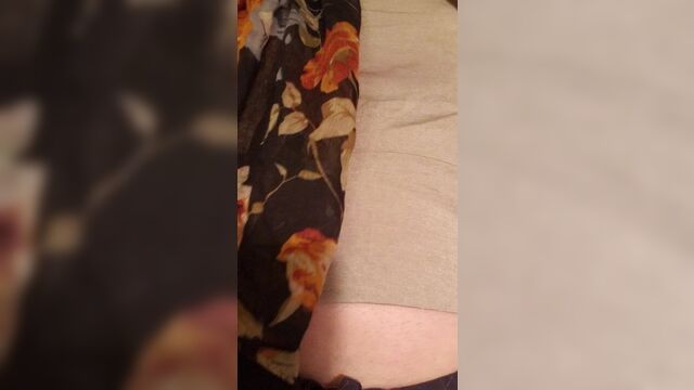 Кроссдрессер Sisily, чувственная писающая игра с кроссдрессером