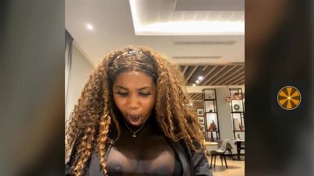 Чернокожая соблазняет в публичном ресторане