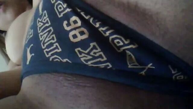 Азиатская вьетнамская киска выскакивает