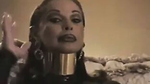 Брюнетка - осанка, тяжелый макияж курение