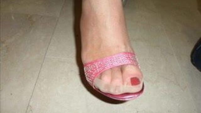 Фотка ее ноги и ступни в чулках !!!!!