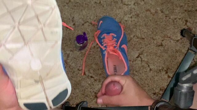 Сперма на девушках Nike бесплатно - супер хорошо носили