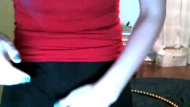 Симпатичная девушка в черных велосипедных шортах показывает верблюжью лапку