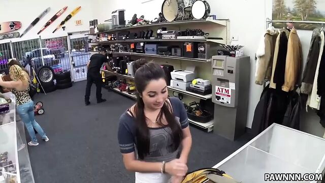 Студентка колледжа Karlee Grey хочет заложить несколько книг - PXX XXX