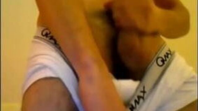 Обрезанный парень с 9-дюймовой боксерской палаткой