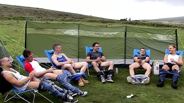 6 товарищей делают круг с дрочкой на улице ((Fyff))