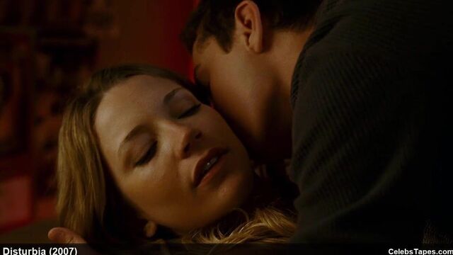 Фотографии знаменитости Sarah Roemer топлесс и в мокром бикини