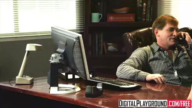 Грязная помощница Franceska Jaimes трахает своего босса на его столе