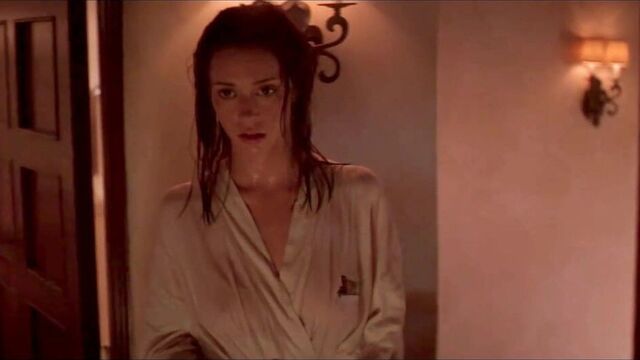 Jennifer Love Hewitt - мокрый халат. соски.