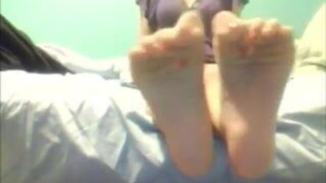 Танцовщица скручивает пальцы ног