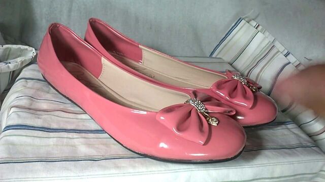 Сперма в розовых балетках с бантом