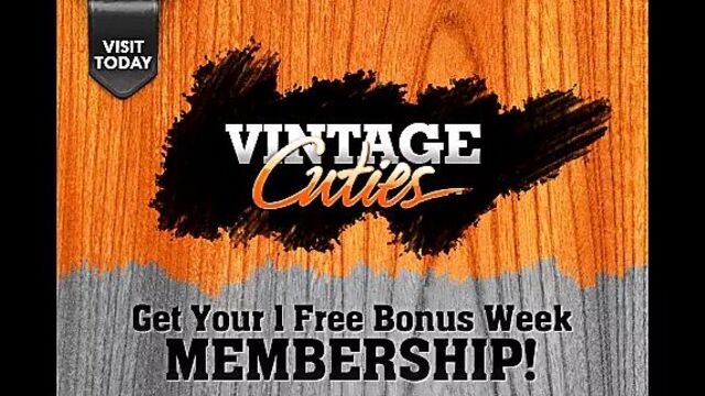 Женщина-космонавт исполняет стриптиз на Луне (винтаж 1960-х)