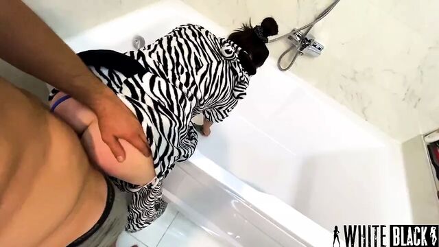 Трахнул в задницу сучку в костюме зебры