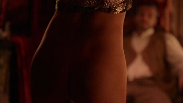 Темнокожая танцовщица живота становится бездонной