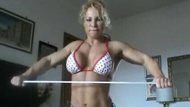 Rita сгибает сталь