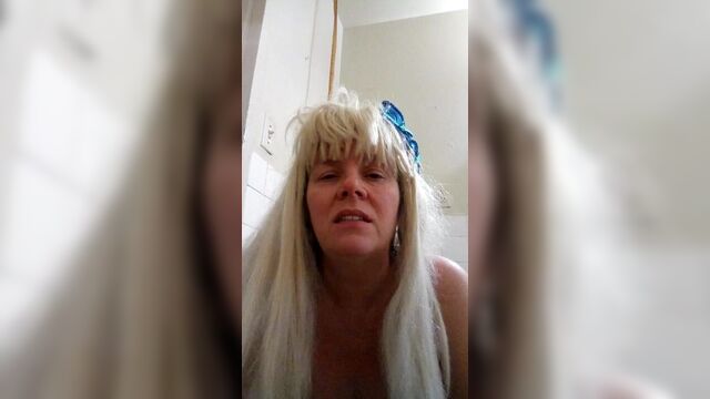 Голубоглазая киска блондинки