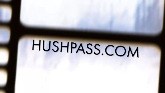 Студентка Courtney шпилит бойфренда по капоту в машине