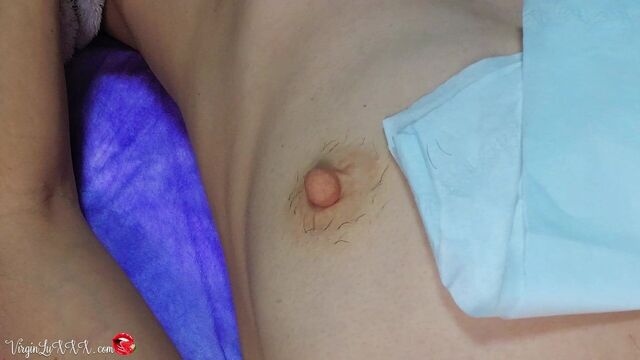 Косметолог Ощипывает Волоски на Сосках Девушки на Депиляции и Массирует Грудь В Латексных Перчатках