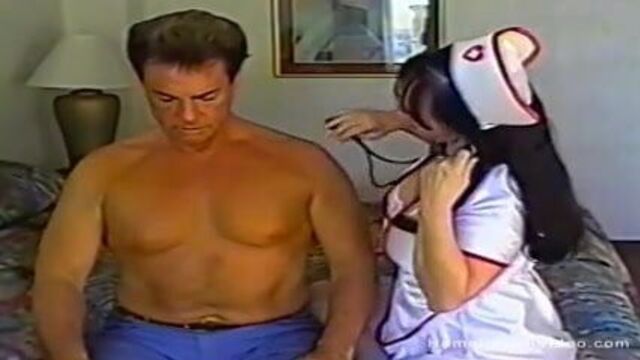 Медсестра делает минет пациенту с большим членом