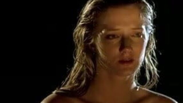 Joely Richardson - тонет по номерам