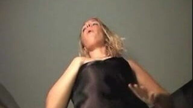 Черное атласное платье