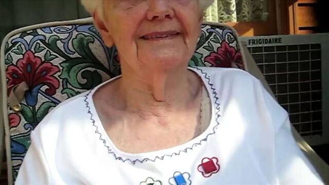 Бабушка делает смешные трахающиеся лица!