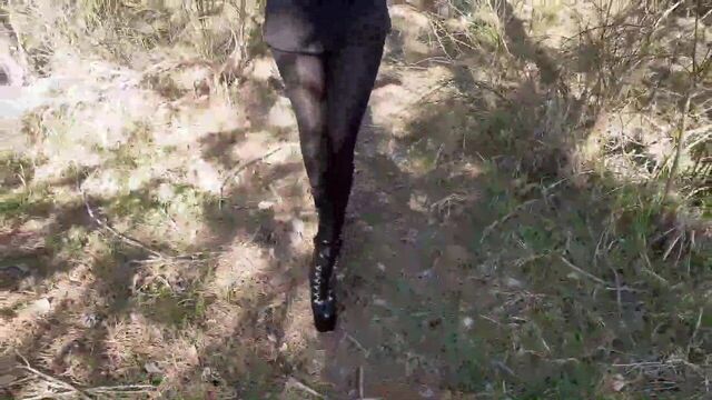 Ходьба в черном платье, колготках и на каблуках