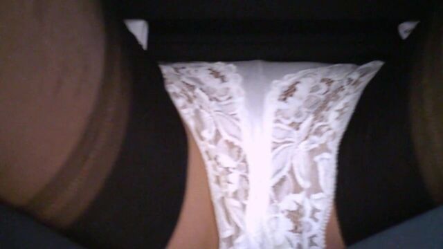 Юбка-карандаш и сексуальные белые трусики