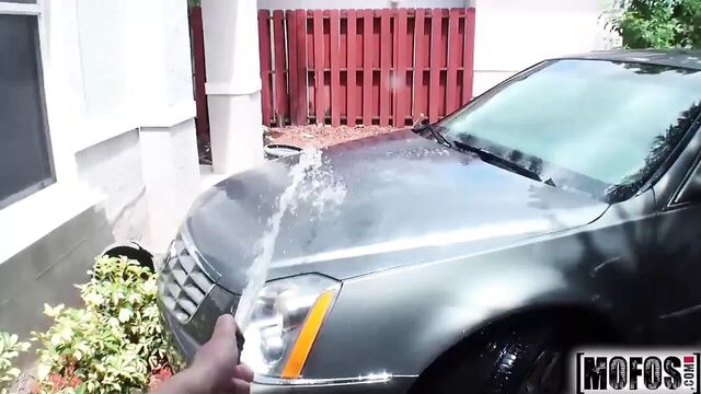 Подруга пробует анальное секс-видео с участием Halle Von - Mofos