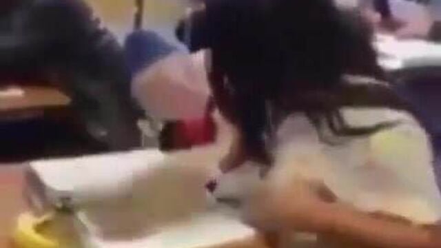 Офигенная грязная девушка, царапины, нюхает это