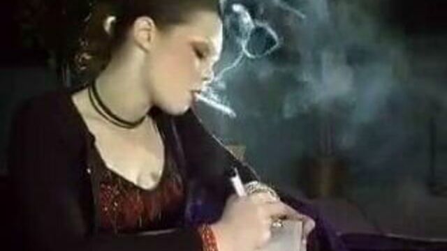 Болтается и пишет. курительный фетиш, идеально.