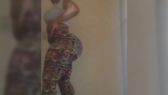 Удивительная шаткая задница в узких штанах