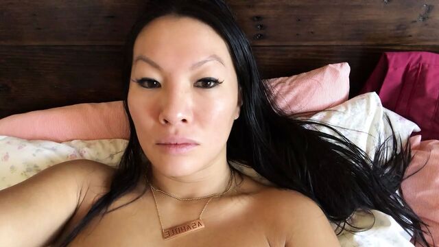 Asa Akira обнаженная в постели, говорит и мастурбирует
