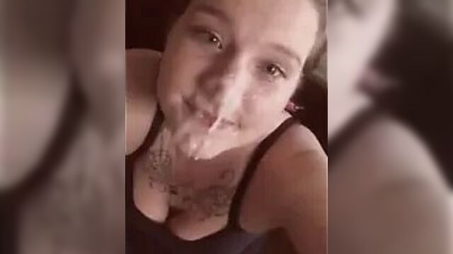 Седоглазая татуированная подруга с декольте с хорошим камшотом на лицо