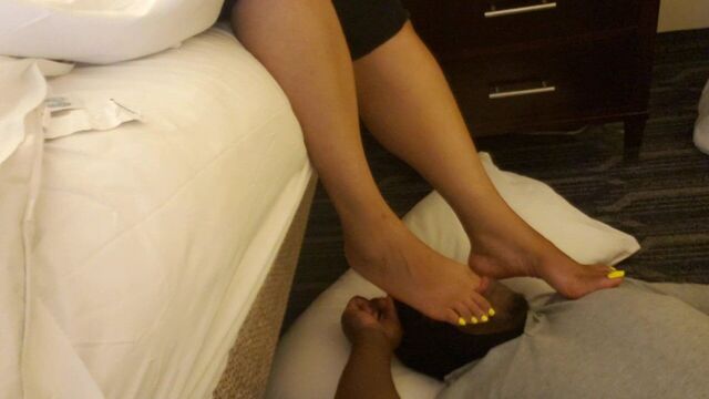 Чувственное поклонение ступням чернокожей ступни модели