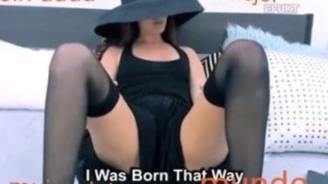 У женщины две киски