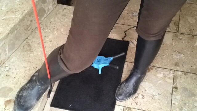 Снимает сапоги после скачки