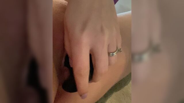 Трахаю мою киску вибрирующей игрушкой