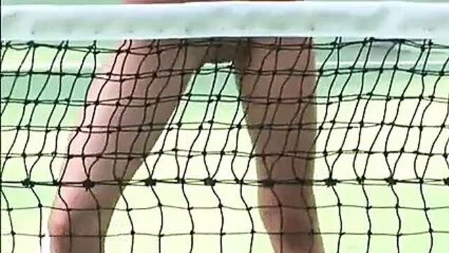 Обнаженные женщины играют в теннис