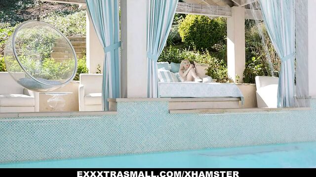 Tiny Gal Lola Fae занимается йогой в бикини и трахает бойфренда мачехи