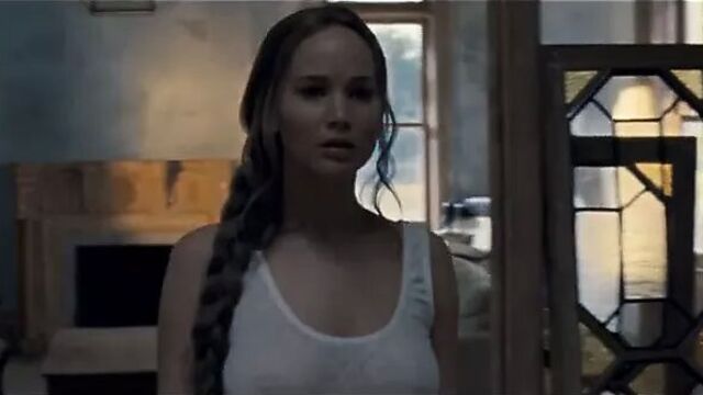 Обнаженные сиськи и жопа Jennifer Lawrence в просвечивающейся ночной рубашке
